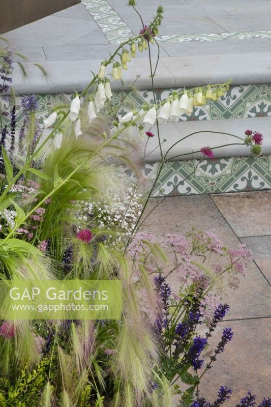 Tuiles décoratives sur les marches du Marshalls Landscaping Garden à BBC Gardeners World Live 2022