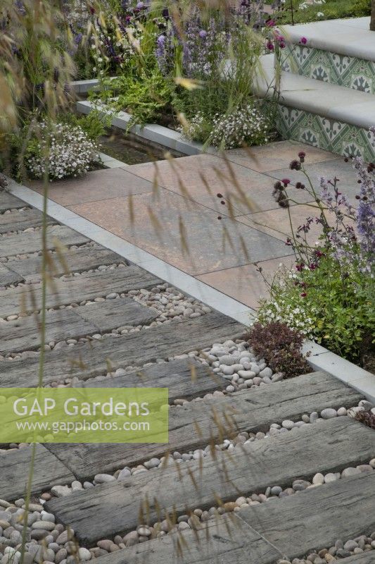 Pavage fabriqué à partir d'anciennes traverses de chemin de fer dans le Marshalls Landscaping Garden à BBC Gardeners World Live 2022
