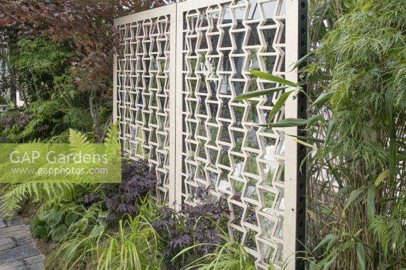 Écran métallique dans le jardin Lexus Kansho-niwa Experience au BBC Gardener's World Live 2022