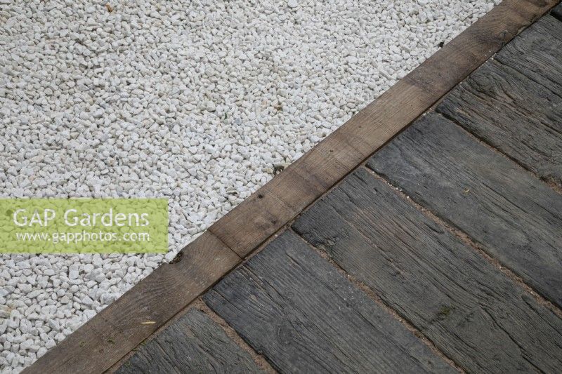 Chemin de traverse de chemin de fer contrastant avec des éclats de pierre blanche dans le jardin Lexus Kansho-niwa Experience au BBC Gardener's World Live 2022