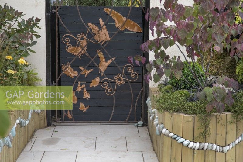 Panneau de porte en métal décoratif dans le jardin Metamorphosis au BBC Gardener's World Live 2022