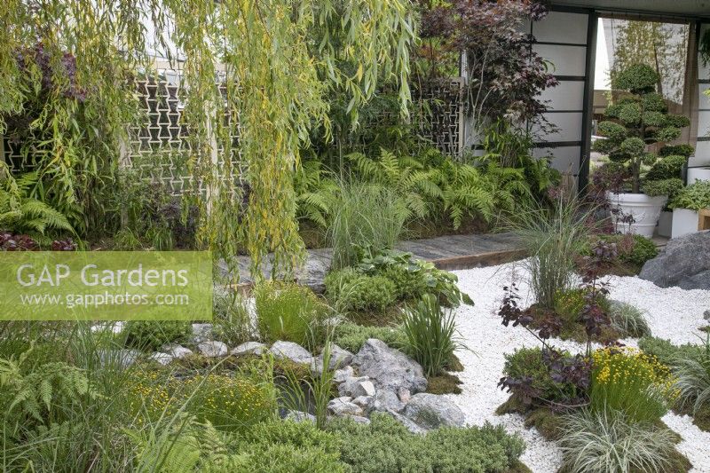 Chemin de traverse de chemin de fer, bordé de copeaux de pierre blanche dans le jardin Lexus Kansho-niwa Experience au BBC Gardener's World Live 2022
