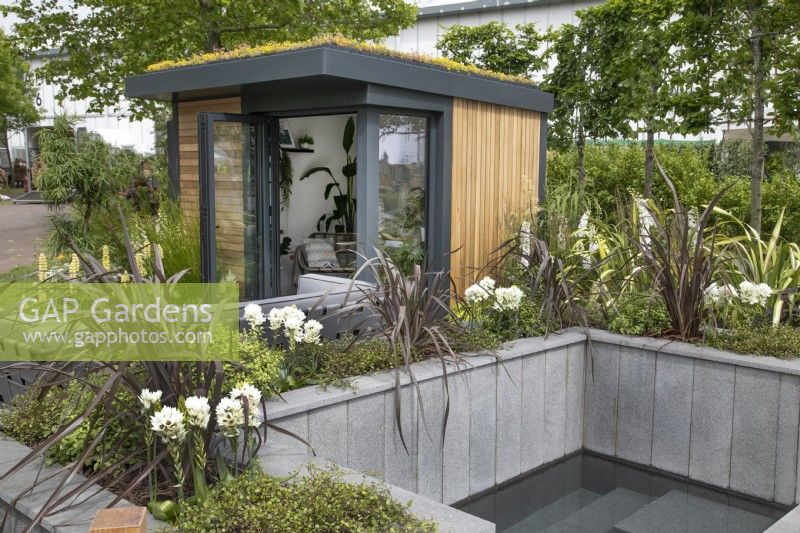 Bureau à domicile en bois à côté du bassin profond dans le jardin Nurture Through Nature au BBC Gardener's World Live 2022