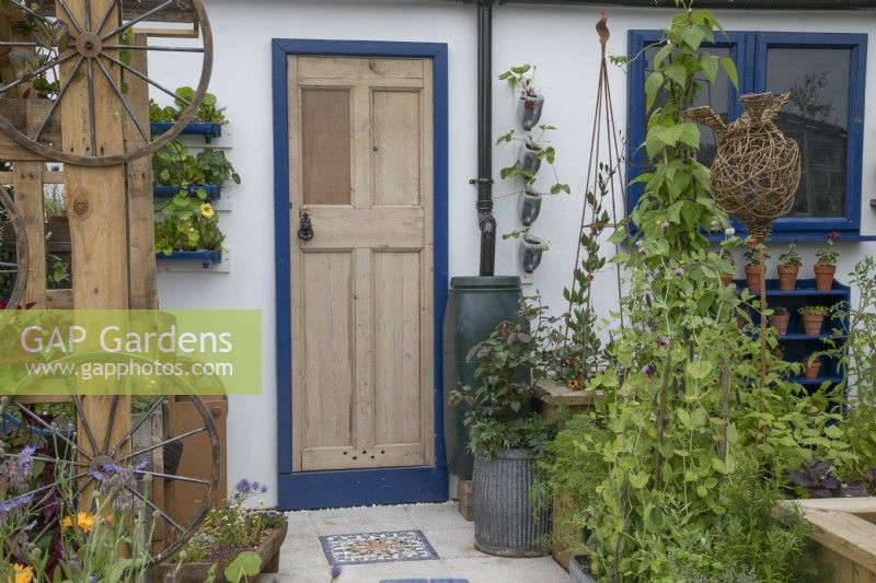 Plantation verticale de légumes dans le jardin d'exposition Small Space - Big Ideas au BBC Gardener's World Live 2022