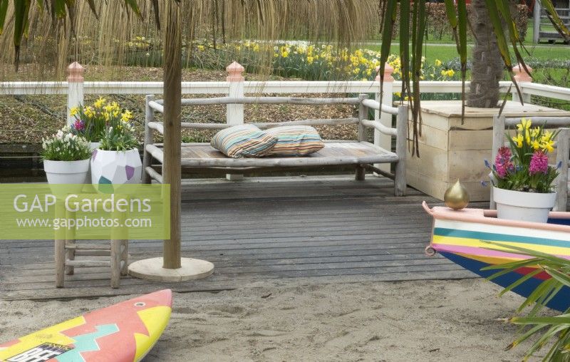 Inspiration Jardin de plage avec banc en bois à Keukenhof. Pots remplis de fleurs printanières.