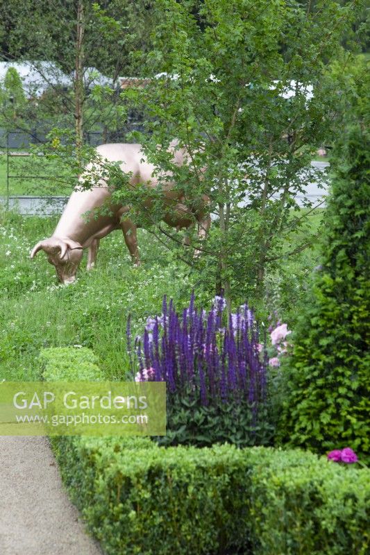 Vache peinte parmi les fleurs sauvages dans le « Experience Peak District and Derbyshire Garden » au RHS Chatsworth Flower Show 2017, juin