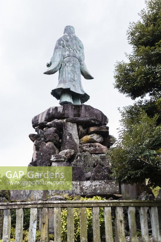 La statue du monument Meiji du prince Yamoto Tekeru, vue de derrière. 
