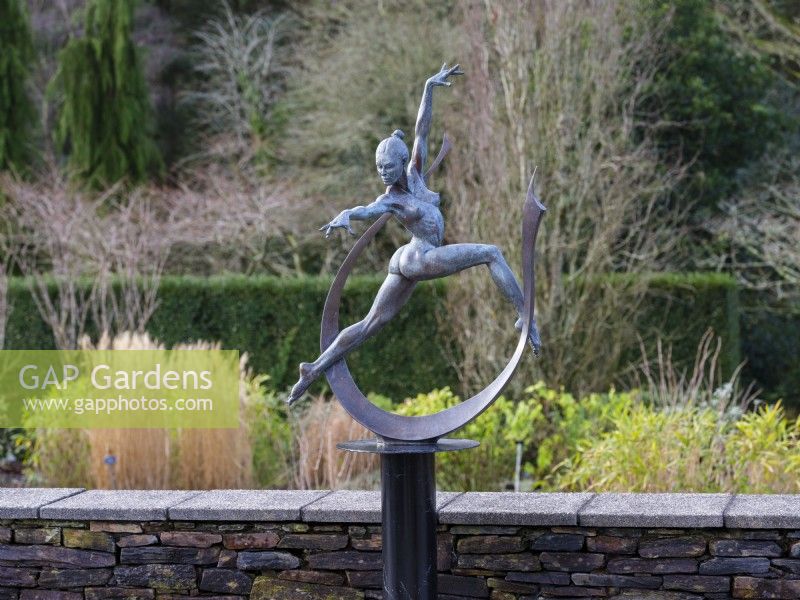 Sculpture en métal 'Arc Dancer' au RHS Rosemoor Garden en février. 