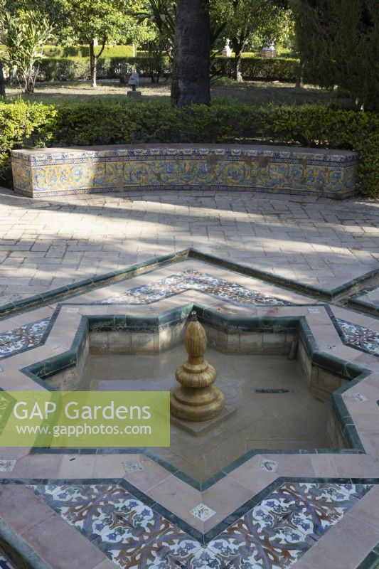 Des fontaines basses et carrelées de style mauresque se trouvent partout dans les jardins du palais du Real Alcazar de Séville. Espagne. Septembre. 