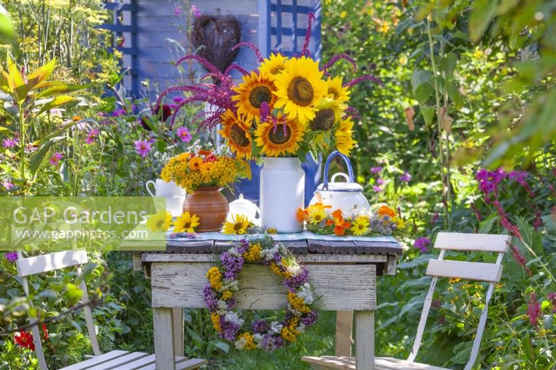 Bouquets d'été avec tournesols sur la table. 