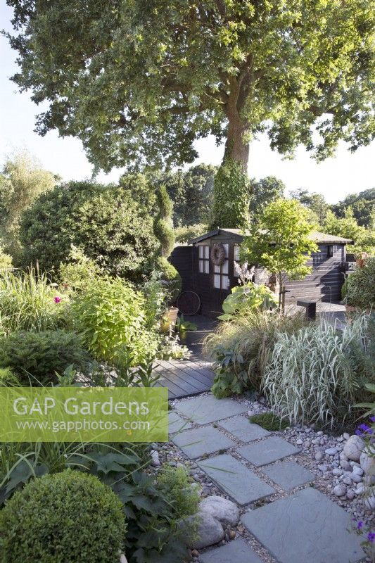 Jardin contemporain avec bureau de jardin 
