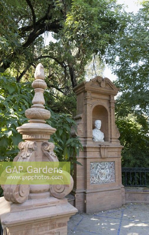 La Glorieta de Mas y Prats est un monument dédié au poète Benito Mas y Prats. Un monument en brique avec un buste. Parque de Maria Luisa, Séville, Espagne. Septembre 
