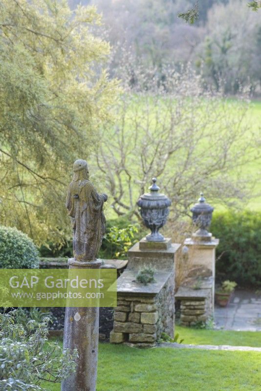 Sculptures et urnes ponctuent les terrasses du manoir Iford en janvier 