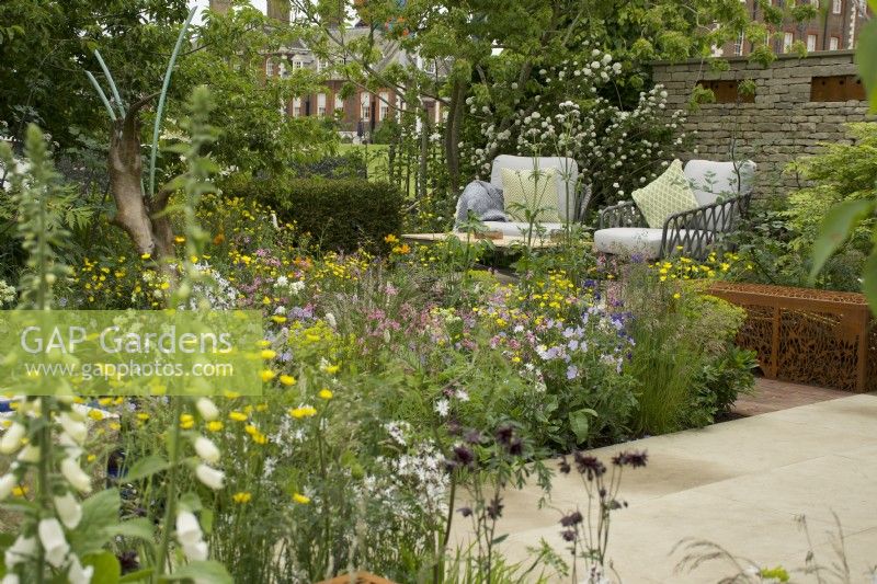 RHS Chelsea Flower Show 2023 - Parterre de fleurs et sièges - Le jardin RSPCA conçu par Martyn Wilson Silver-Gilt 
