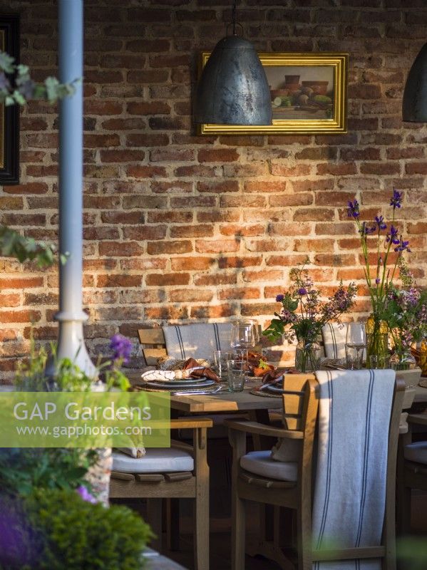 Salle à manger avec table et chaise. The Savills Garden, Designer : Mark Gregory, RHS Chelsea Flower Show 2023, mai, printemps, été 