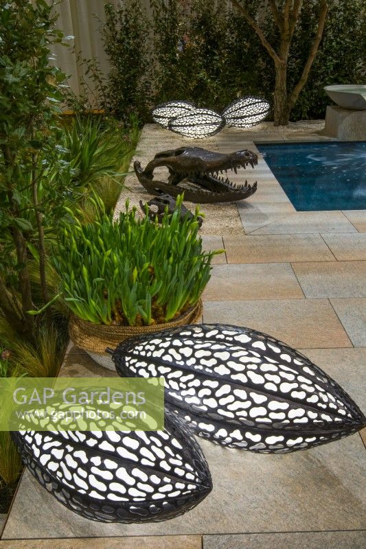 Bright luminescent, handmade decorative lamps made of brass. House inspired by nature and an African, crocodile sculpture on the edge of the pool.
Designer: Vetschpartner, Berger Gartenbau and Livingdreams. Giardina-Zurich, Swiss. 


 
