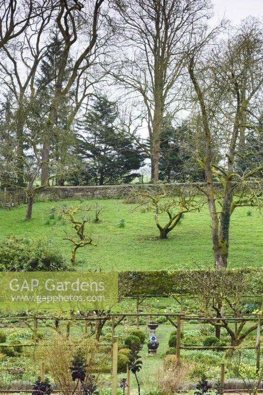 Vue sur le jardin clos de Cerney House en mars 
