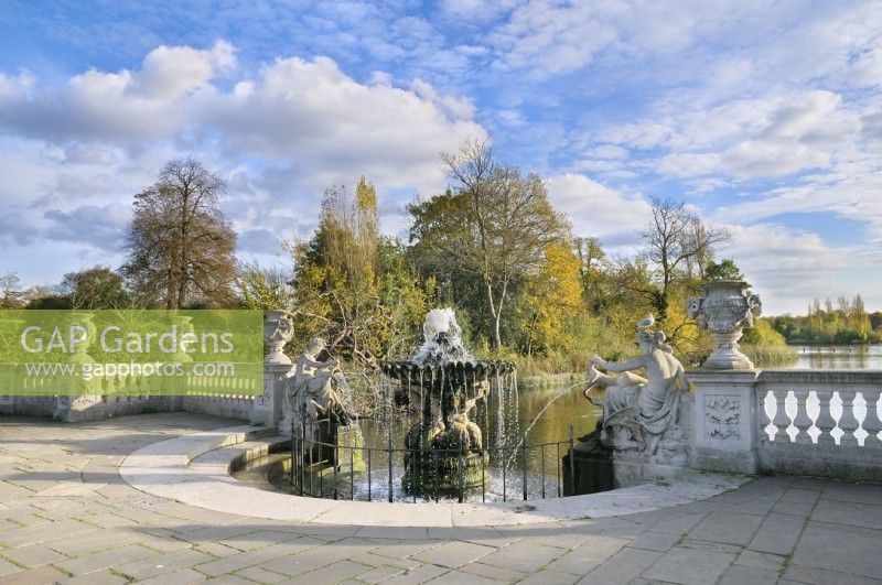 Fontaine Tazza et statues de nymphes d'eau dans les jardins italiens, Kensington Gardens, Londres, à côté de Long Water qui se connecte au lac Serpentine. 