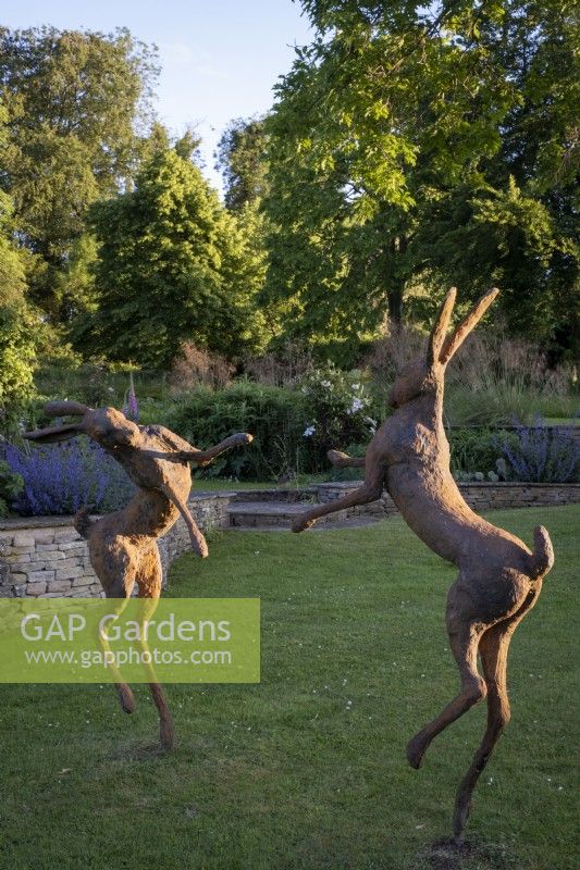 Statue de 'Boxing Hares' par Miranda Michels dans le jardin de Daglinworth House, Gloucestershire 