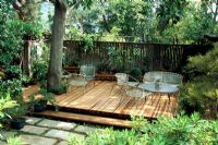 Terrasse en bois de séquoia avec des meubles à Pasadena, Californie, États-Unis