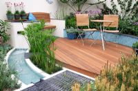 Petit jardin urbain compact et chic avec terrasse en bois