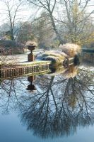 À travers le jardin de John Massey depuis la rive du canal Staffordshire et Worcester sur un matin glacial en hiver