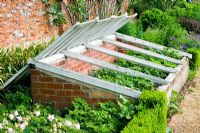 Jardin potager clos avec châssis froids ouverts - Cerney House Gardens, Gloucestershire