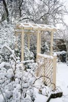Jardin d'hiver recouvert d'une couverture de neige