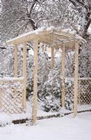 Jardin d'hiver recouvert d'une couverture de neige