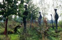 'Casting Shadows 'sculptures de Maryanne Nicholls et Prunus tree - The Lucy Redman School of Garden Design, Suffolk