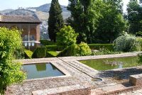Les jardins partiels, avec piscines rectangulaires et ruisseau - Jardins de l'Alhambra, Grenade, Espagne