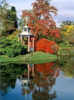 Jardin d'eau avec pagode japonaise - Clivedon, Buckinghamshire