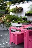 Table et chaises en métal rose dans le jardin sur le toit - Vivre au plafond 'Plus de place là-bas' Jardin - Hampton Court Flower Show 2008