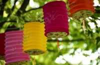 Lanternes en papier suspendues aux arbres dans le jardin