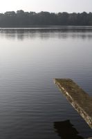 Plongeoir en bois avec vue sur le lac