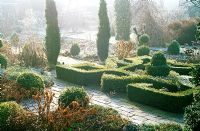 Jardin de noeud givré avec topiaire - pics, Warwickshire NGS