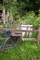 Vieux vélo par une clôture avec des ruches et des fleurs de jardin - Le Fenland Alchemist Garden, parrainé par Giles Landscapes - Médaillé d'or pour le meilleur jardin de la cour au RHS Chelsea Flower Show 2009
