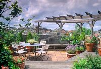 Jardin sur le toit avec pergola en bois, pots et meubles en terre cuite - Amsterdam, Hollande