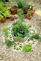 Herb Hexagon - Étape 9. Le parterre de fleurs aux herbes fini avec des cailloux utilisé comme touche finale