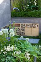 Terrasse en contrebas avec rangement intégré - Jardin 'A Joy Forever', médaillé d'argent au RHS Chelsea Flower Show 2010