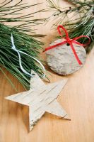 Faire des décorations de Noël à partir d'écorce de bouleau argenté - 10. Décorations finies - une étoile et une boule