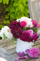 Cruche de roses mélangées sur table - David Austin et anciennes variétés