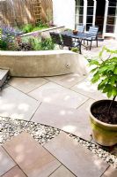 Incurver les marches de calcaire dans un petit jardin moderne.