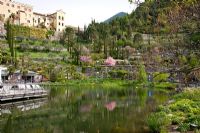 Un lac reflète le paysage des jardins botaniques du château de Trauttmansdorff à Merano, Italie