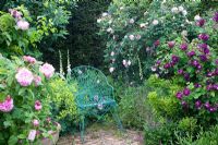 Siège dans la roseraie, les roses incluent 'Fantin Latour', 'Tuscany Superb' et 'Jacques Cartier'