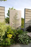 Écrans en pierre et en bois dans un jardin minimal moderne