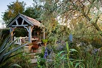 Abri avec mobilier dans un jardin champêtre - Brook Hall Cottage