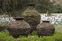 Pots en ardoise galloise et créés pour ressembler à des murs en pierre. Les pots sont dans le pré, Highgrove Garden, mars 2008.