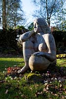 'Goddess of the Woods 'sculpture in the Stumpery, Highgrove Garden, février 2011.