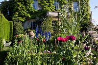 The Sundial Garden and Highgrove House with Papaver somniferum - Poppies, juin 2011.